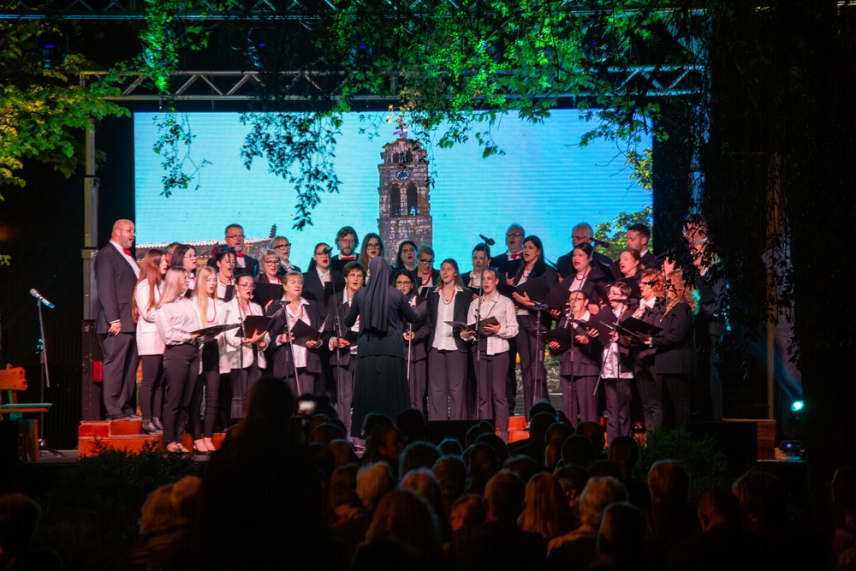 161bb2cd9d87d4fb2583e55eca6a3af4 L