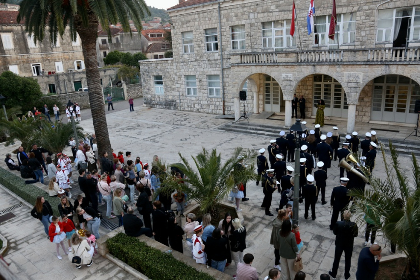 A01253be6ea05e1e8a72b1a2a0636467 L