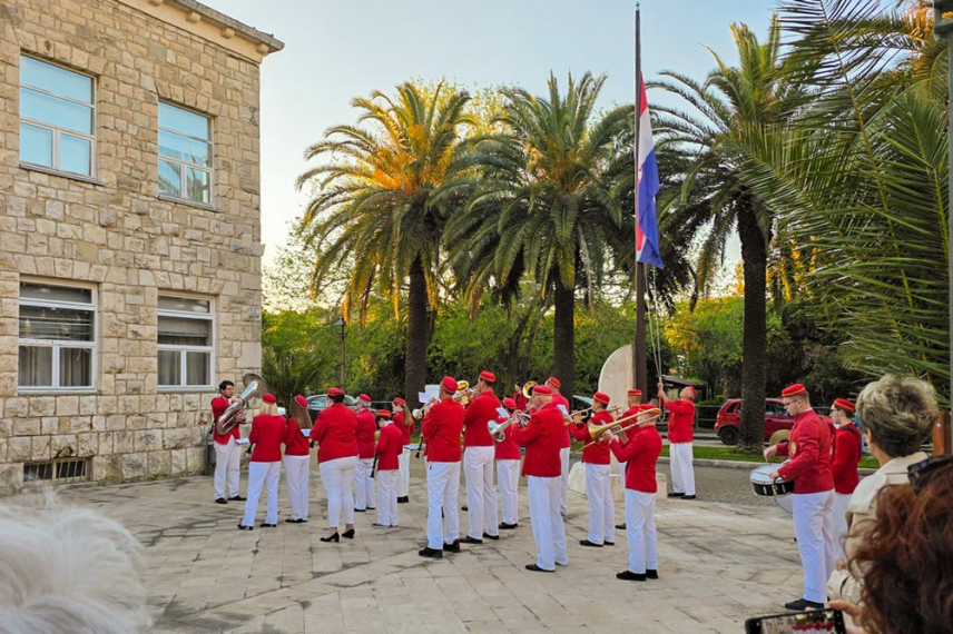 C501a702ef05e90d163a1eeeb1633357 M